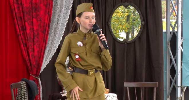 Это уже традиция: площадка «Послушайте!» вновь собрала любителей поэзии в центральном парке Дзержинска