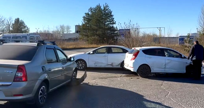 Финт налево: три автомобиля стали участниками массовой аварии на Заревской объездной в Дзержинске