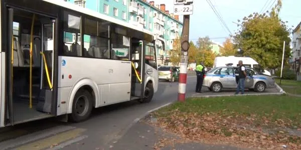 Внезапная остановка: пассажиры и кондуктор пострадали при резком торможении автобуса в Дзержинске