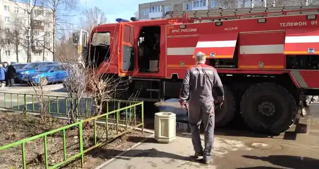 Дым в подъезде: обустроенный на лестничной площадке уголок для курения загорелся в дзержинской многоэтажке