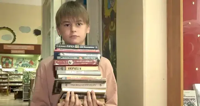 Летнее чтение: какие книги берут в библиотеке дзержинские школьники в каникулы