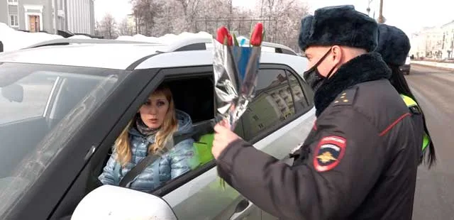 Цветы для автоледи: сотрудники дзержинского отдела ГИБДД провели традиционную акцию