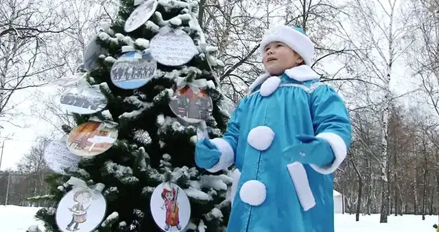 Конкурс красоты: аллея самых творческих новогодних елок появилась в дзержинском парке «Радуга»
