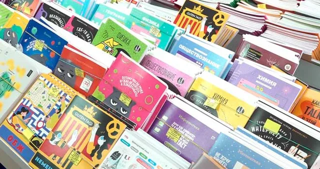 Юморные тетрадки, «шпионские» авторучки и конфетные маркеры: веселыми и полезными канцтоварами запасаются юные дзержинцы на школьных ярмарках
