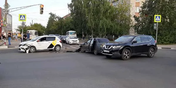 Кто прав, кто виноват: две легковушки не разъехались на перекрестке в Дзержинске