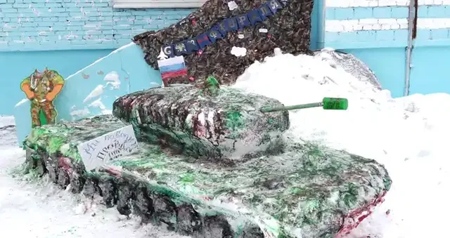Поздравление из снега: ледяные фигуры появились в Дзержинске накануне Дня защитника Отечества