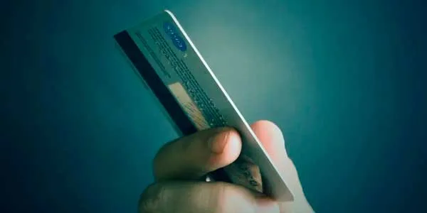 Обобрали до нитки: на доверчивого дзержинца мошенники оформили кредит и опустошили его карту
