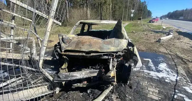 Вместе с переходом: автомобиль сгорел на трассе под Дзержинском