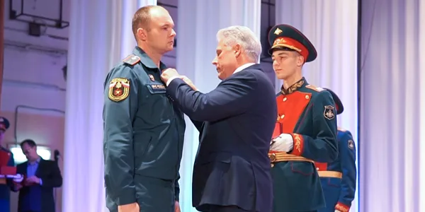 Герои рядом с нами. Дзержинских спасателей наградили за ликвидацию последствий взрыва на «Кристалле»