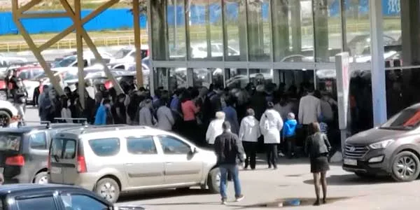 Брали штурмом. Дзержинцы сегодня атаковали закрывающийся гипермаркет