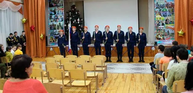 Новогодние сюрпризы: кадеты МЧС поздравили ребят из дзержинского детского дома