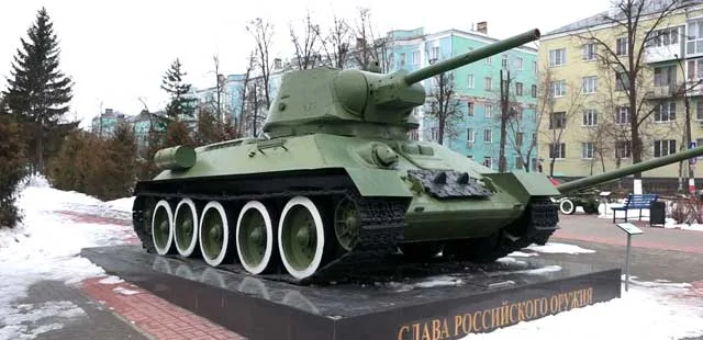 Дзержинцы в гневе: вандалы разрисовали танк на площади Героев