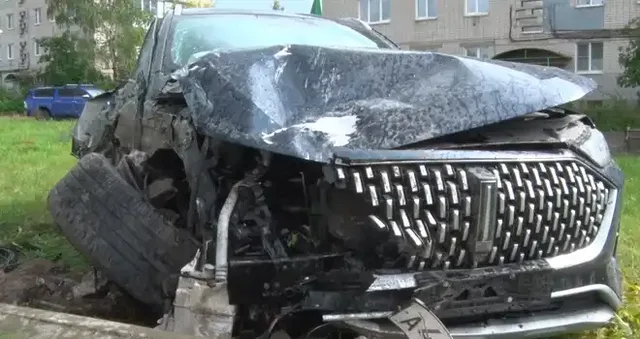 Жесткое столкновение: в ходе аварии иномарка уронила бетонный столб в Дзержинске