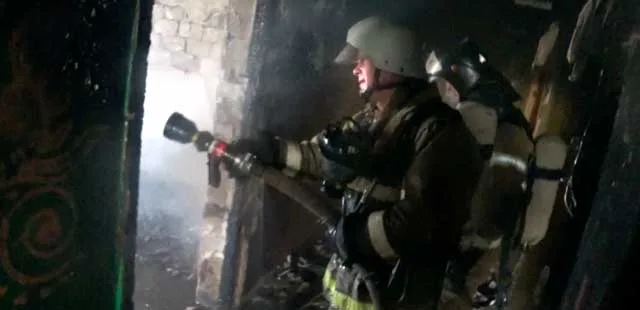 Опасное пламя: загоревшийся мусор стал причиной пожара в бывшем дзержинском общежитии