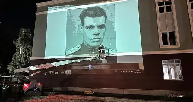 Гордимся земляками: муралы с портретами героев украсят фасад здания дзержинской школы