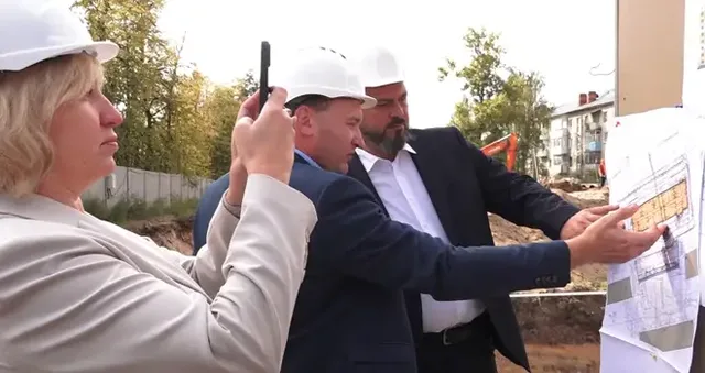 Работы продолжаются: ход строительства восьмиэтажного дома в Дзержинске проверил глава города