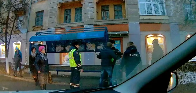 Буйные пешеходы. Житель Дзержинска снял драку двух мужчин на дороге