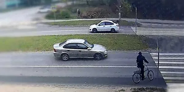 Зебра нарушителей не любит. Видео наезда на велосипедиста на пешеходном переходе в Дзержинске