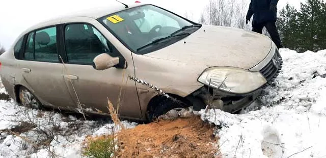 С дороги в кювет: авария с участием легковушки произошла в дзержинской промзоне