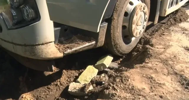 Встрял по полной: грузовой автомобиль увяз в яме в центре Дзержинска