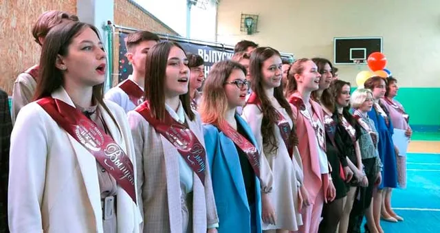 Счастливого пути: выпускников дзержинской школы проводили во взрослую жизнь