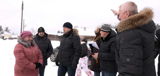 Жители поселка Дачный рассказали главе города о разбитой дороге