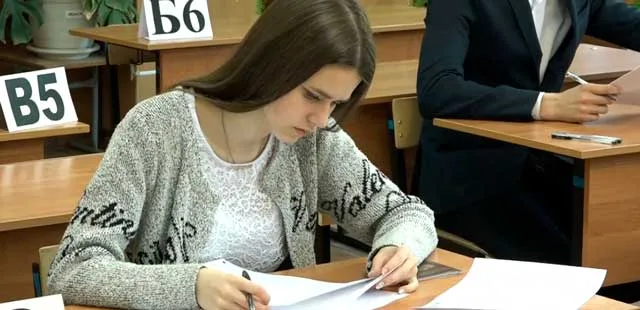 Единственный обязательный: выпускники дзержинских школ сдают ЕГЭ по русскому языку