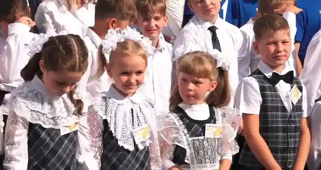 Выступают все: с творческим подходом встречали День знаний в дзержинской школе №17
