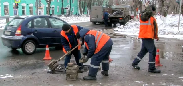 В Дзержинске уже начался аварийный ямочный ремонт
