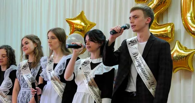 Прощай, школа: с новым этапом в жизни поздравил дзержинских выпускников глава города Иван Носков