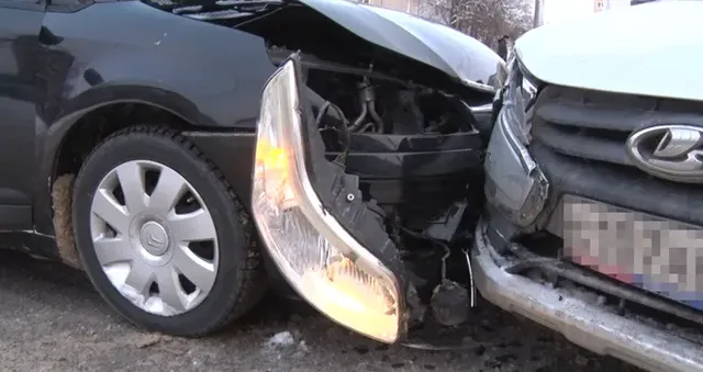 Скромная авария с продолжением: два автомобиля столкнулись на одном из проспектов Дзержинска