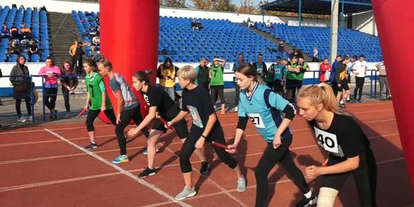 Золотая осень: легкоатлетическая эстафета прошла на центральном стадионе Дзержинска