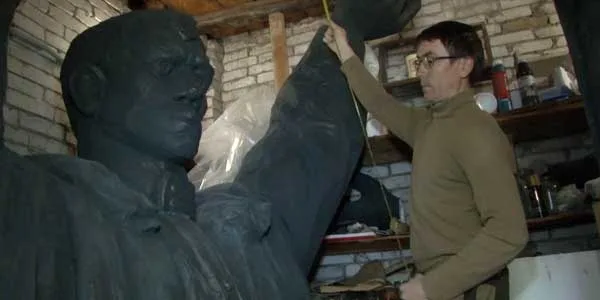Памятник в гараже. Скульптор из Дзержинска создал пятиметровую копию известного монумента