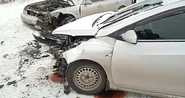 Вынесло на встречку: лоб в лоб столкнулись два автомобиля в пригороде Дзержинска