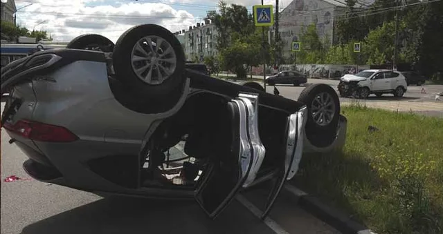 Удар с переворотом: серьезная авария случилась утром на перекрестке в Дзержинске