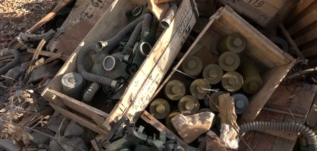 В дзержинском дворе нашли опасную свалку противогазов