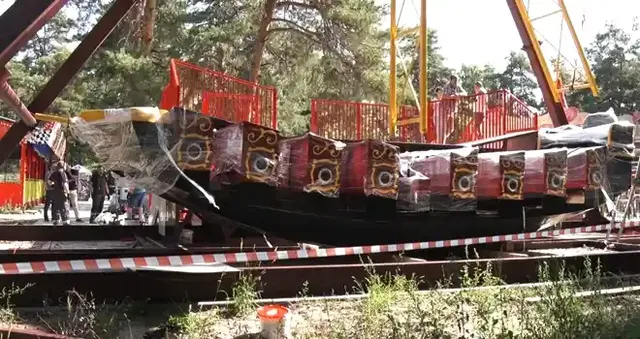 Экстрим на «Корабле»: установка нового аттракциона началась в центральном парке Дзержинска