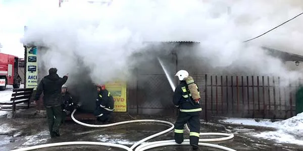 100 квадратных метров пожара. В Талашманово горел магазин автозапчастей