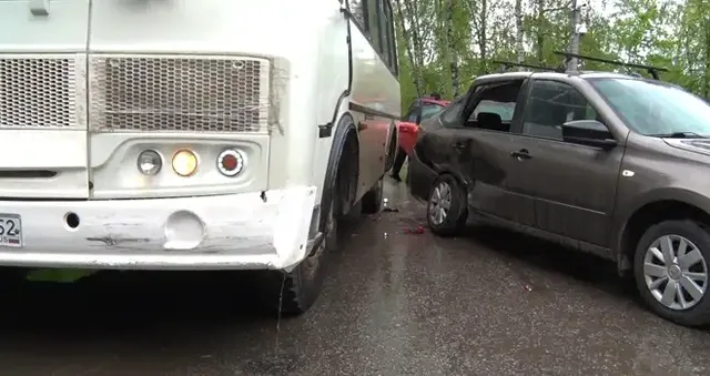 Аварийный клубок: три легковых автомобиля и один автобус повстречались в ДТП на дзержинском перекрестке