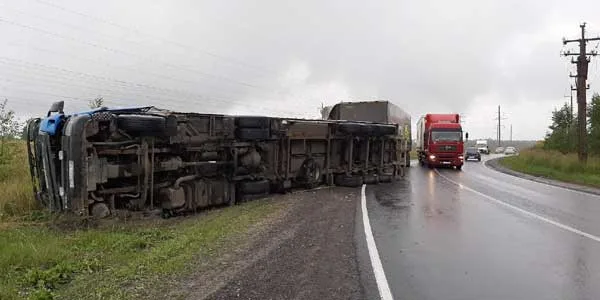 Аварийный поворот: фура завалилась на бок недалеко от Дзержинска