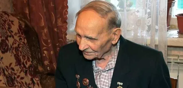 Слова благодарности, подарки и внимание: депутаты Городской думы поздравили с праздником дзержинских ветеранов