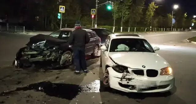 Дорожный вертеп: практически в лобовом столкновении сошлись два автомобиля в Дзержинске