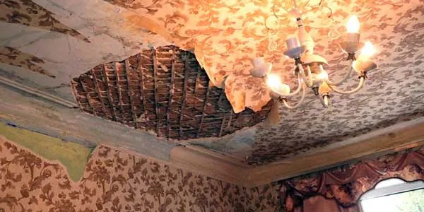 Евроремонта не требую. Жительница Дзержинска несколько месяцев пытается добиться восстановления потолка в своей квартире