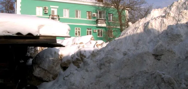 Дворы Дзержинска превращаются в горнолыжные курорты