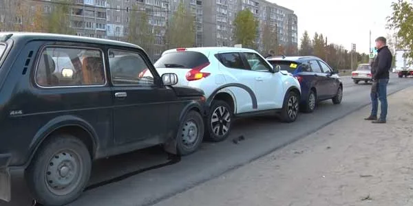 Эффект домино: аварийную цепочку из четырех машин собрал дзержинский пенсионер на проспекте Свердлова