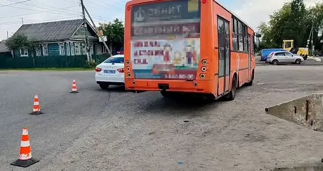 Дал заднюю: в Гавриловке под автобусом оказались женщина и 3-летний мальчик