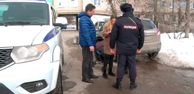 В западне: запертого в машине ребенка освободили дзержинские спасатели