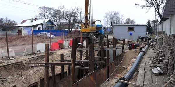В поселке Пушкино продолжается капитальный ремонт канализационного коллектора