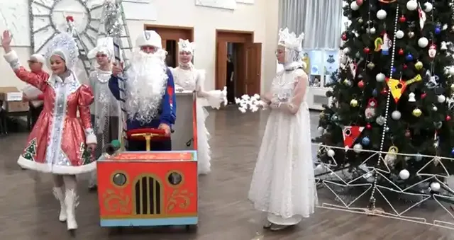 Праздничное настроение: новогодняя елка собирает ребят в дзержинском Дворце детского творчества