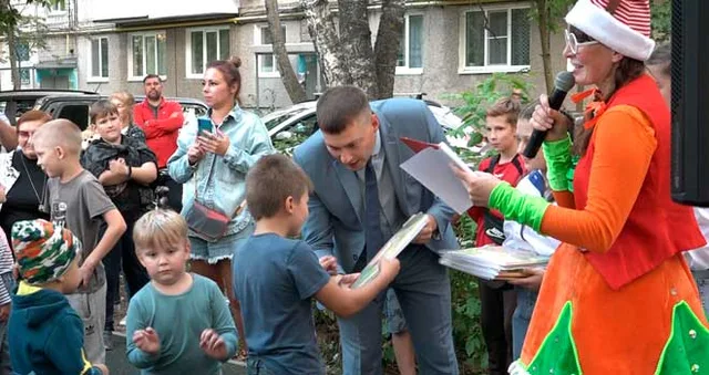 Завтра в школу: праздник для будущих первоклассников организовал депутат Гордумы в дзержинском дворе